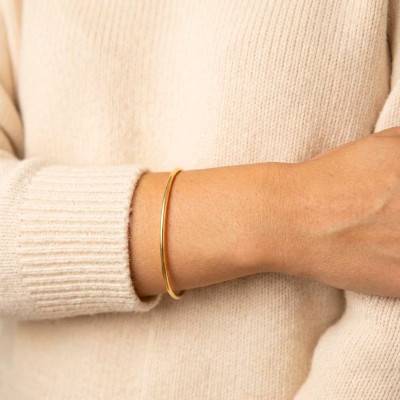 Round Wire 375 Yellow Gold Bangle, 63 mm Diameter, Width 1.80 mm to 2.45 mm - Emanessence