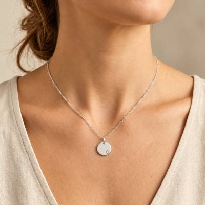 Round Engravable 375/1000 White Gold Medal with 0,01 ct Diamond, 15 mm Diameter - Diamond Lady