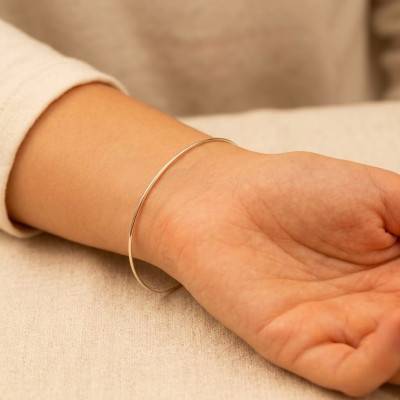 Bracelet Jonc Fil Rond Massif en Or Blanc 750, Diamètre 55 mm, Largeur de 1 mm à 2,05 mm - Emanessence