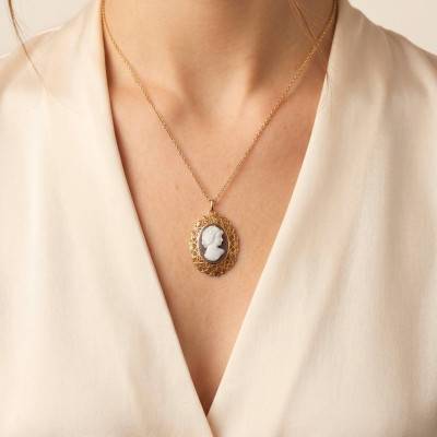 Pendentif Camée Marron Visage Femme de Profil en Argent Doré - Emanessence