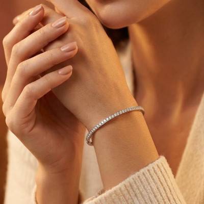 750/1000 White Gold Hinged Bangle Bracelet with 43 Natural Diamonds, 0.56 ct, 48 x 58 mm - Diamond Lady