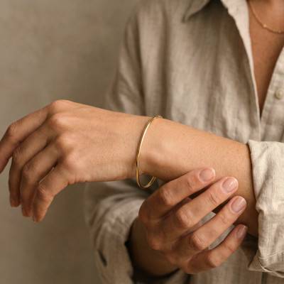 750 Yellow Gold-Plated Round Wire Bangle, 60 mm Diameter, 4 mm Width - Emanessence