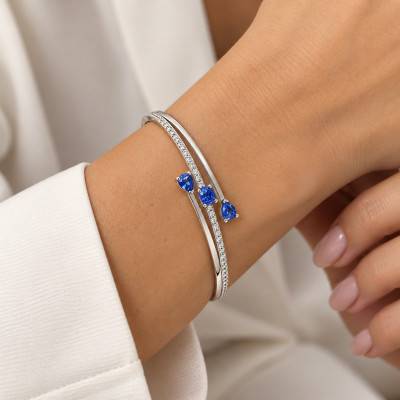 750 White Gold Bangle Bracelet with Ceylon Sapphires, 1,31 ct, and Natural Diamonds, 0,34 ct, 58 x 46 mm - Aurora