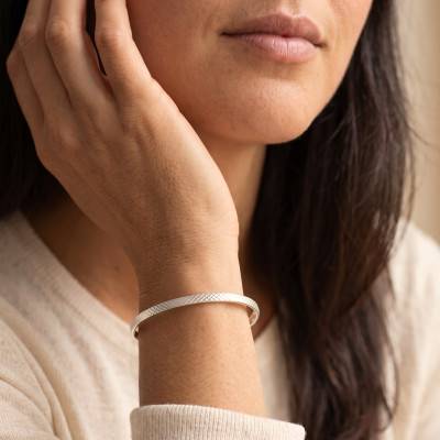 "White Gold Diamond-Cut Flat Tube Bangle" - Emanessence