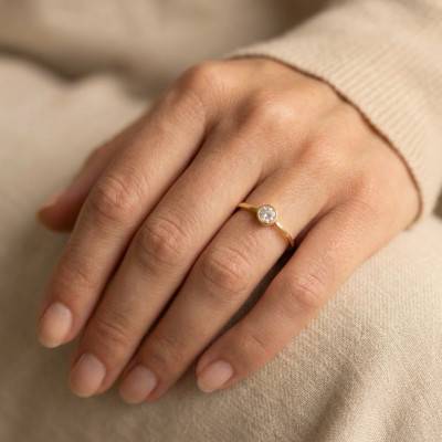 Bague Solitaire Diamant Rond de Synthèse 1ct en Or Jaune 375 - Amore