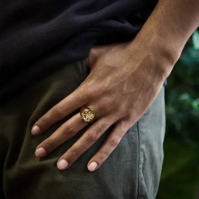 375 Yellow Gold Signet Ring With Engraved Heraldic Coat of Arms - Imperium