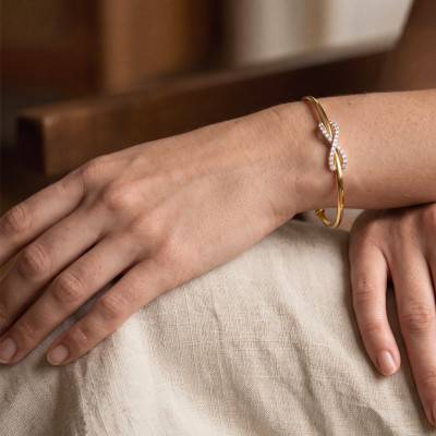 375/1000 Bicolor Gold Open Infinity Bangle, Length 15 cm, Diameter 56 mm, Width 2.50 mm - Emanessence