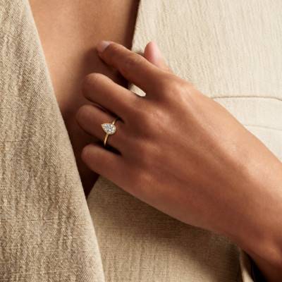 Bague Solitaire Diamant Poire de Synthèse 1,00 ct en Or Jaune 375 - Amore