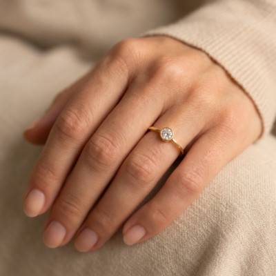 Bague Solitaire Diamant Rond de Synthèse 1,00 ct en Or Jaune 375 - Amore