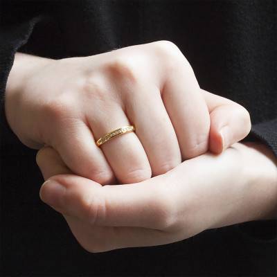 Alliance Ruban Standard Cassandre en Or Jaune 375 & Rail de Diamants, Largeur 2,4 mm - Alliantine