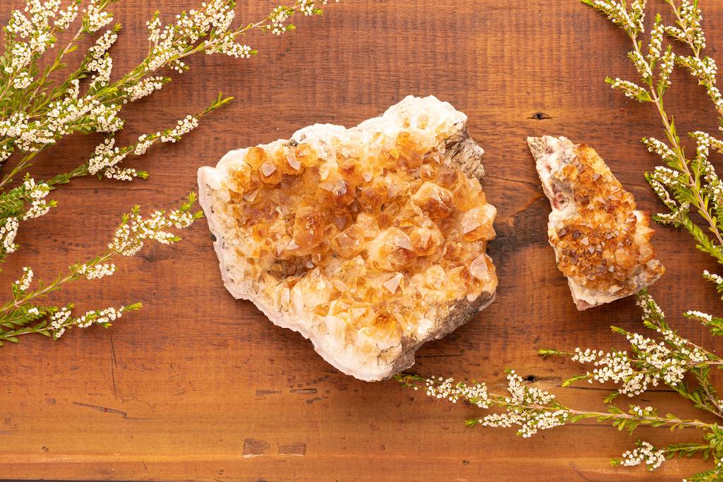 une pierre pure de citrine disposée sur une table en bois