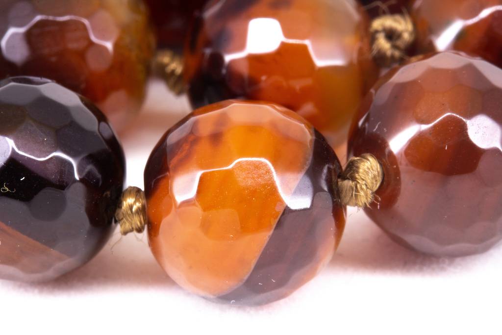 Des perles de cornaline sur un bracelet
