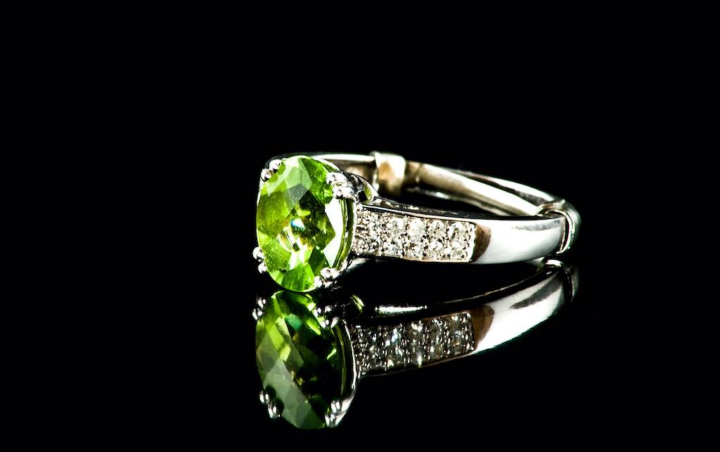 Une bague sertie d'un péridot sur fond noir 