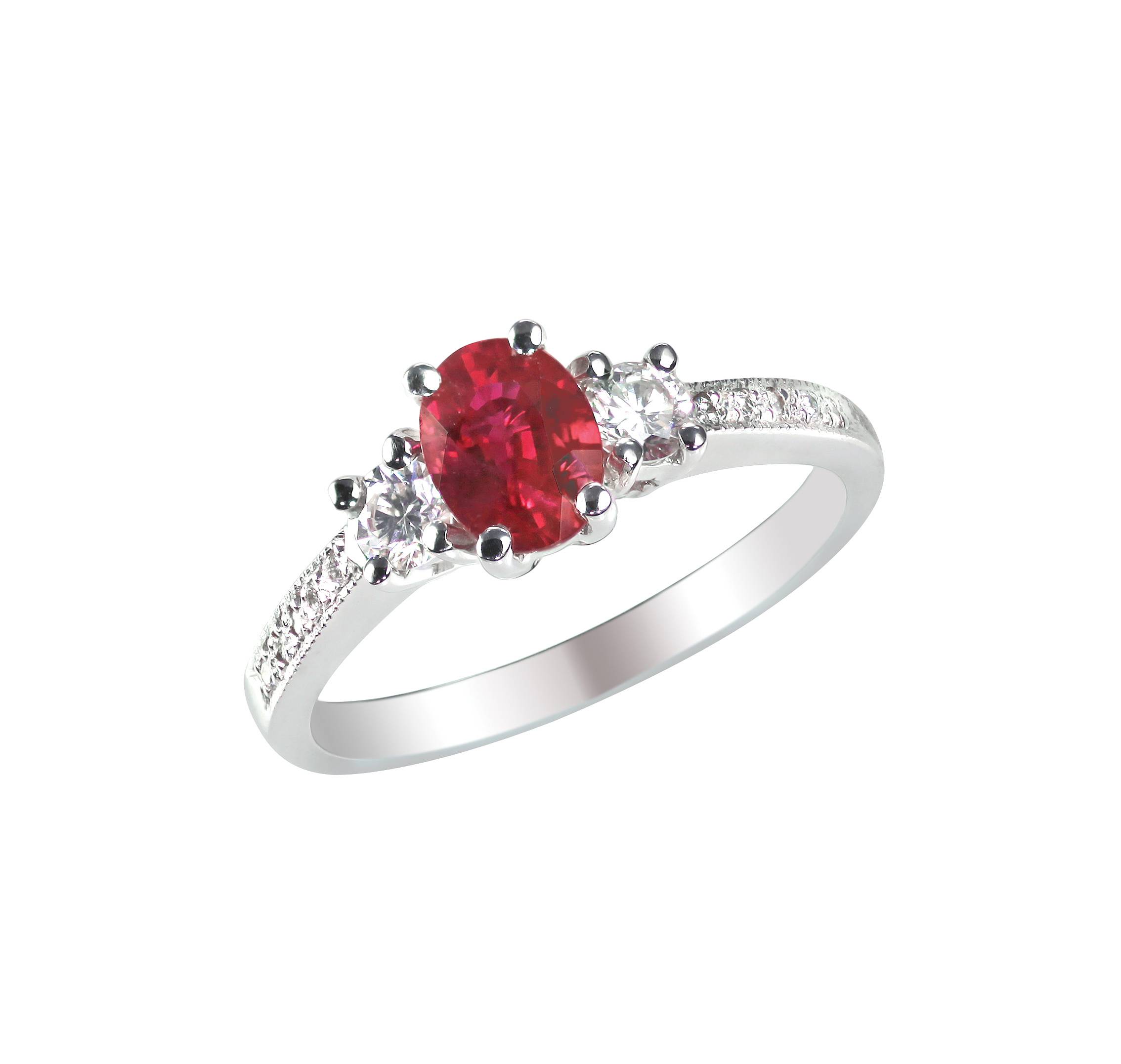 une bague sertie d'un rubis