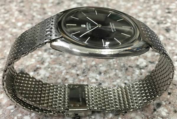 Montre Universal Genève White Shadow à micro-rotor (Source Adam vintage)