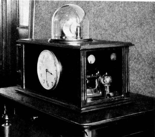 La « Crystal Clock » de Warren Marrison et J.W. Horton (Source : Wikimedia Commons)