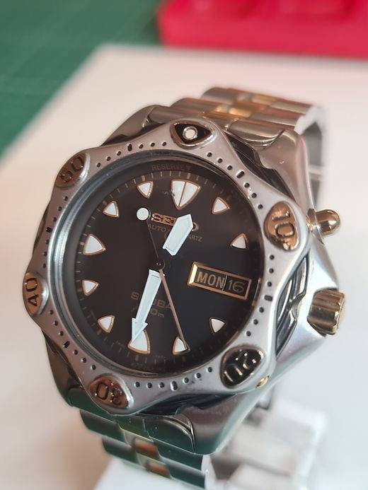Seiko Kinetic Scuba 200m « Auto-Quartz », 1992 (Source : The Vintage Japanese Watch Company)
