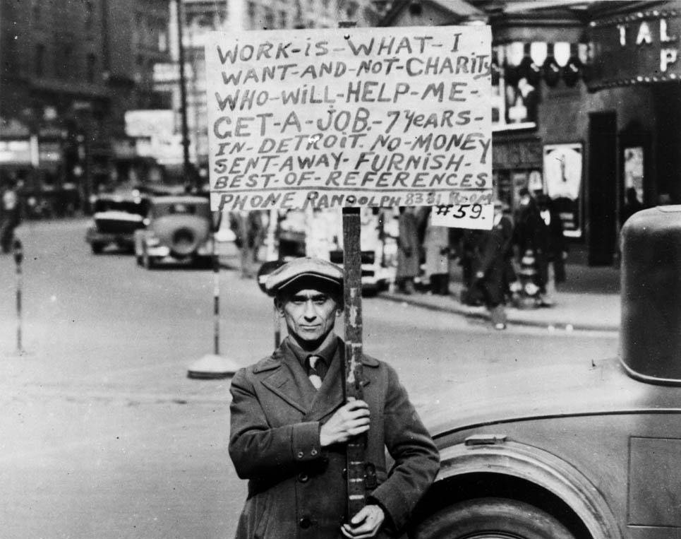 Un homme cherchant un emploi dans les rues de Detroit, 1930 (Source : Who Built America)