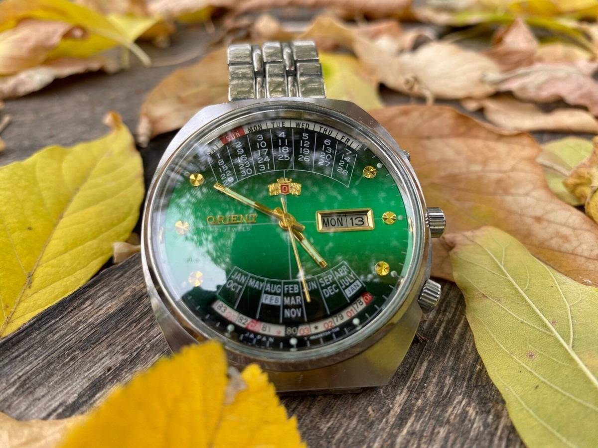 Montre Orient vintage à « calendrier perpétuel » (Source : eBay)
