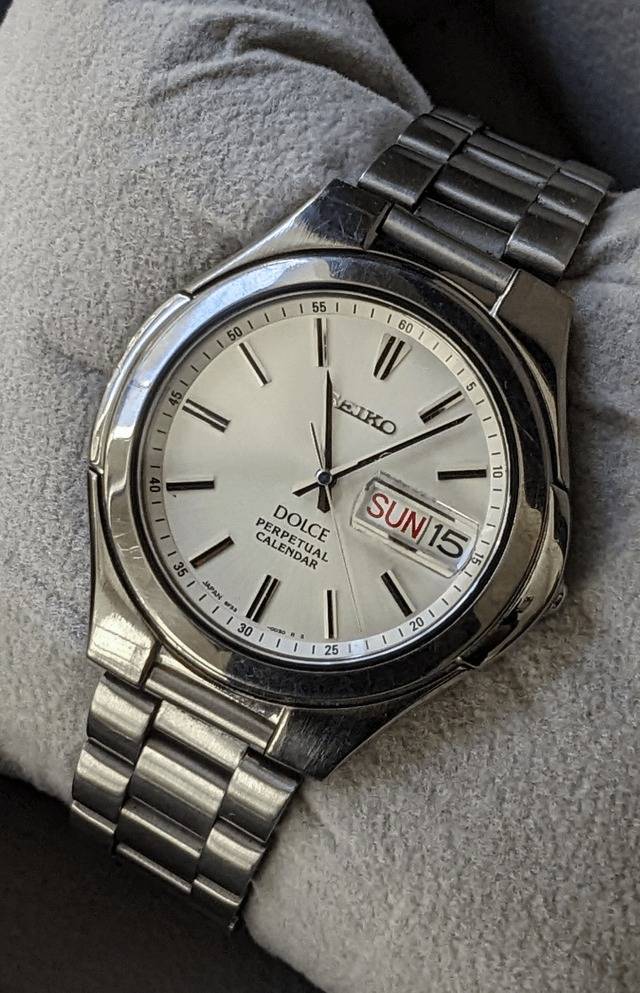 Montre à quartz Seiko Dolce à calendrier perpétuel, circa 1990 (Source : Reddit @Strict_Lab7585)