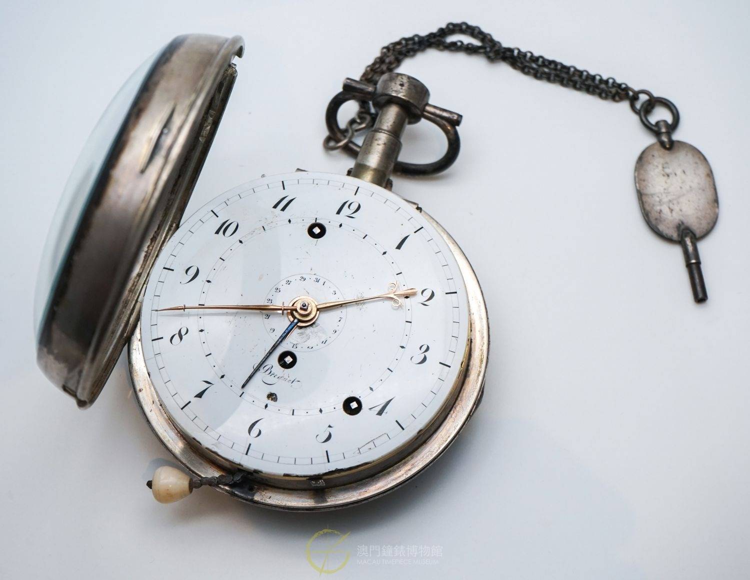 Montre de poche à sonnerie et alarme signée Breguet, circa 19ème (Source : MacauTimepiece Museum)