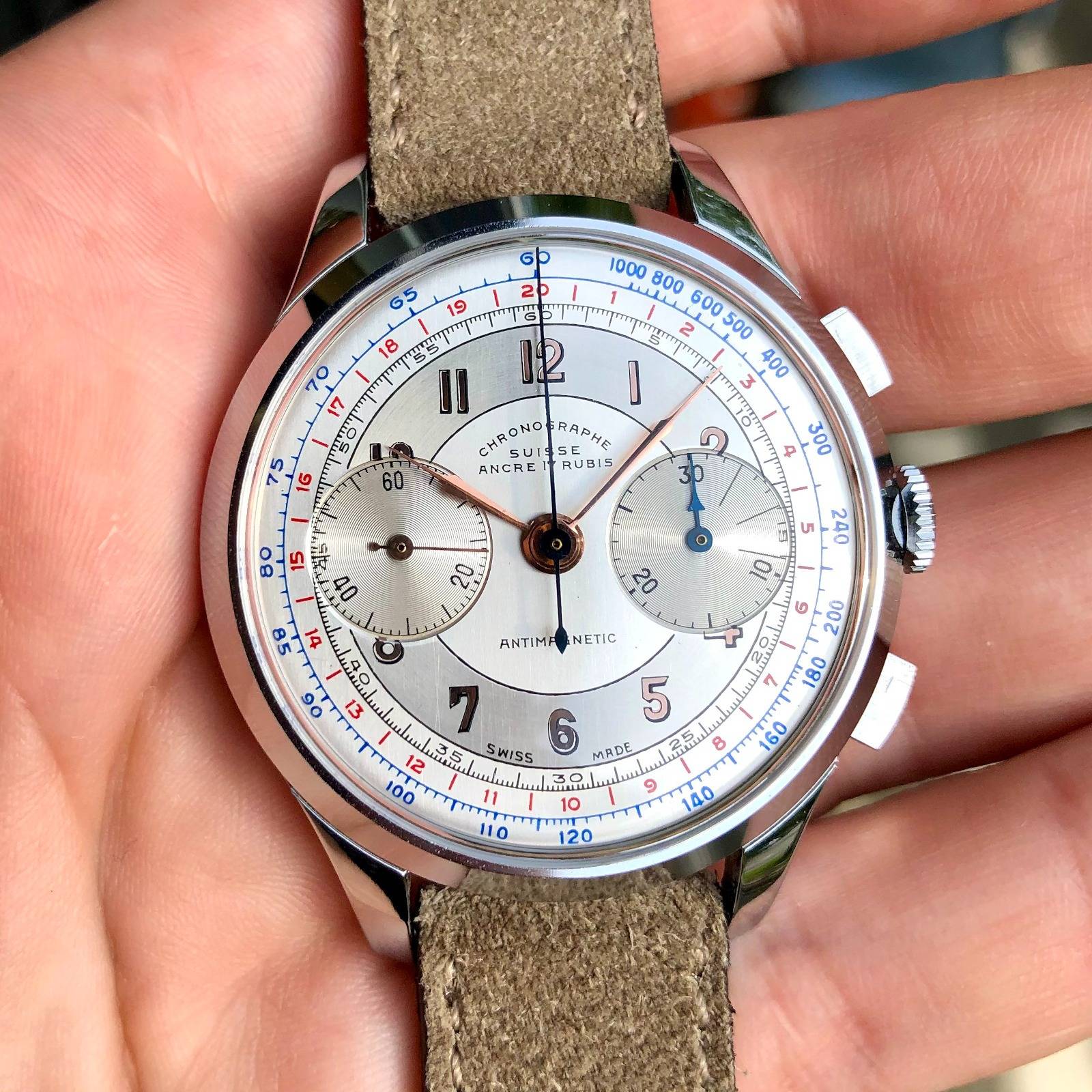 Chronographe Suisse, mouvement Landeron 48 (Source : Brussels Vintage Watches)