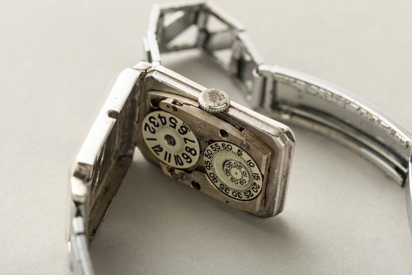 Disques d'une montre à heure sautante (Source : Shuck the Oyster)