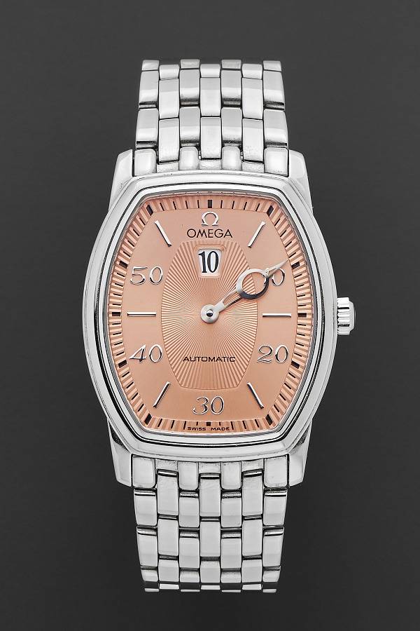 Montre Omega à heure sautante avec aiguille pour les minutes (Source : Ineichen Auctioneers)