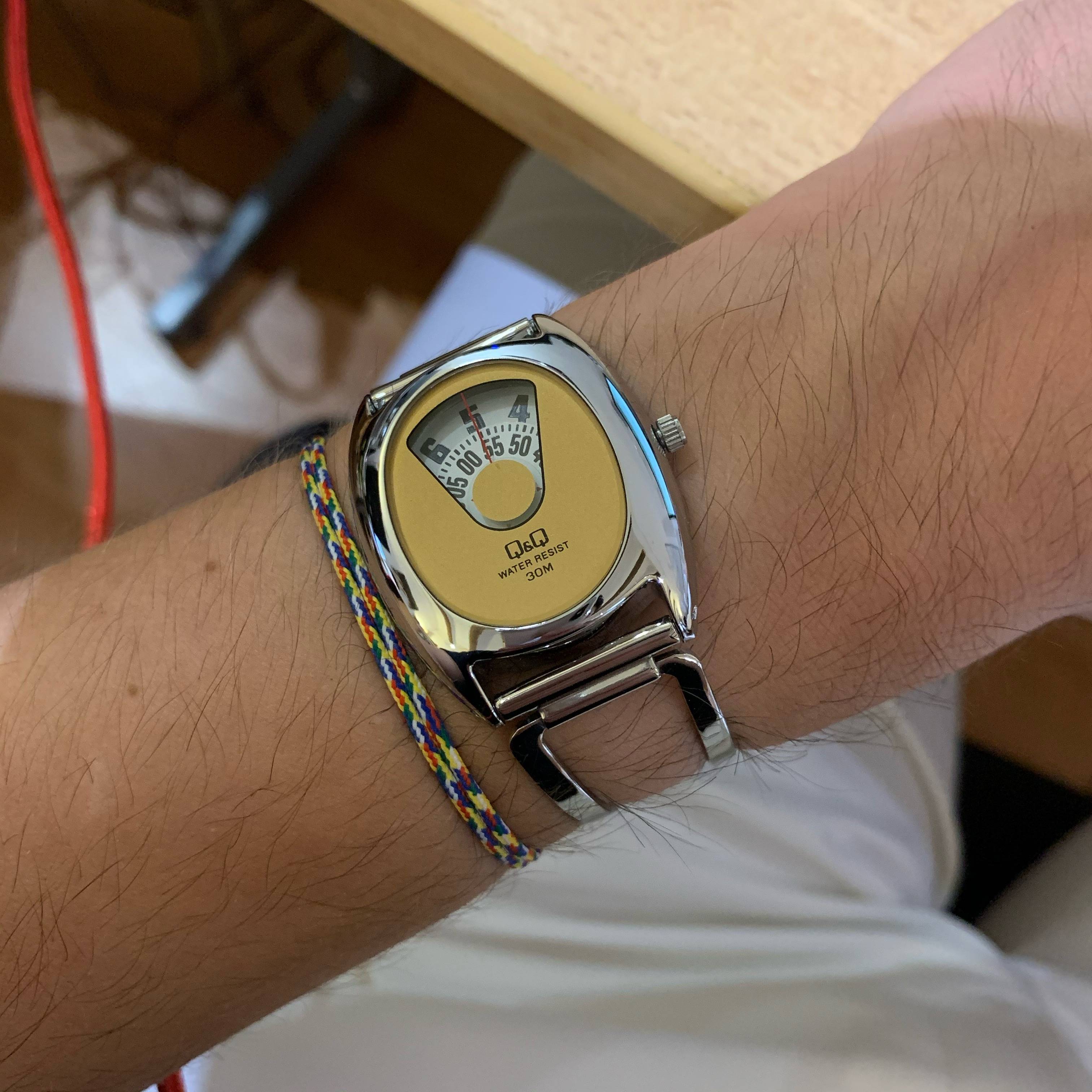 Montre Q&Q (par Citizen) à disques rotatifs