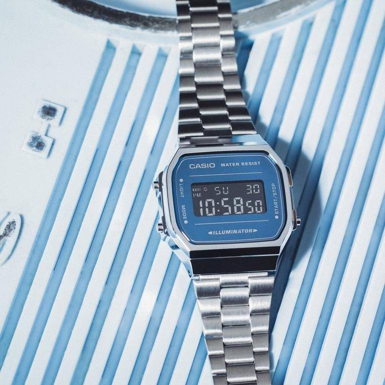 Montre Casio digitale A168 Space Colors (Source : Sports Direct)