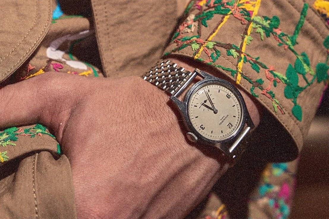 Patek Philippe Calatrava vintage portée avec tenue décontractée (Source : Wind Vintage)