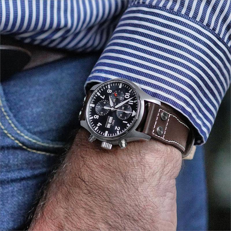 Montre chronographe de pilote avec bracelet en cuir riveté (Source : B & R Bands)