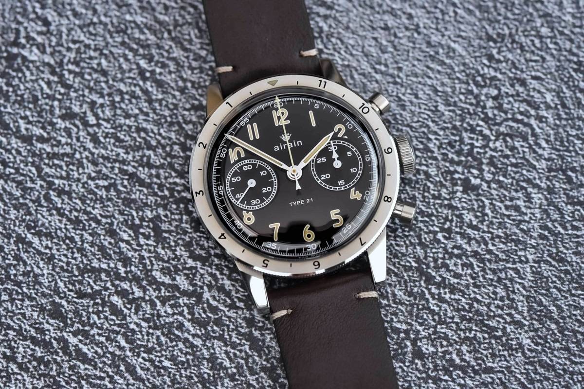 Montre chronographe moderne Airain Type 21 (Source : Monochrome Watches)