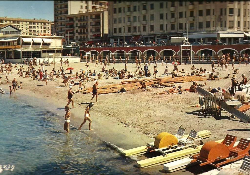 Des personnes profitant de la plage des Catalans à Marseille, années 1970 (Source : Le Bonbon)