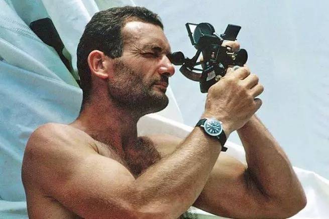 Éric Tabarly prenant une mesure au sextant avec une Lip Nautic-Ski au poignet (Source : bateaux.com)