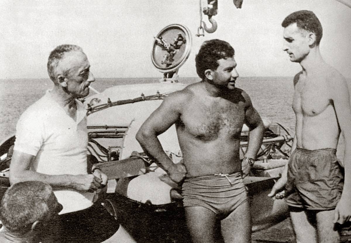 Photographie d'un plongeur avec une Blancpain Fifty Fathoms au poignet (Source : The Rake)