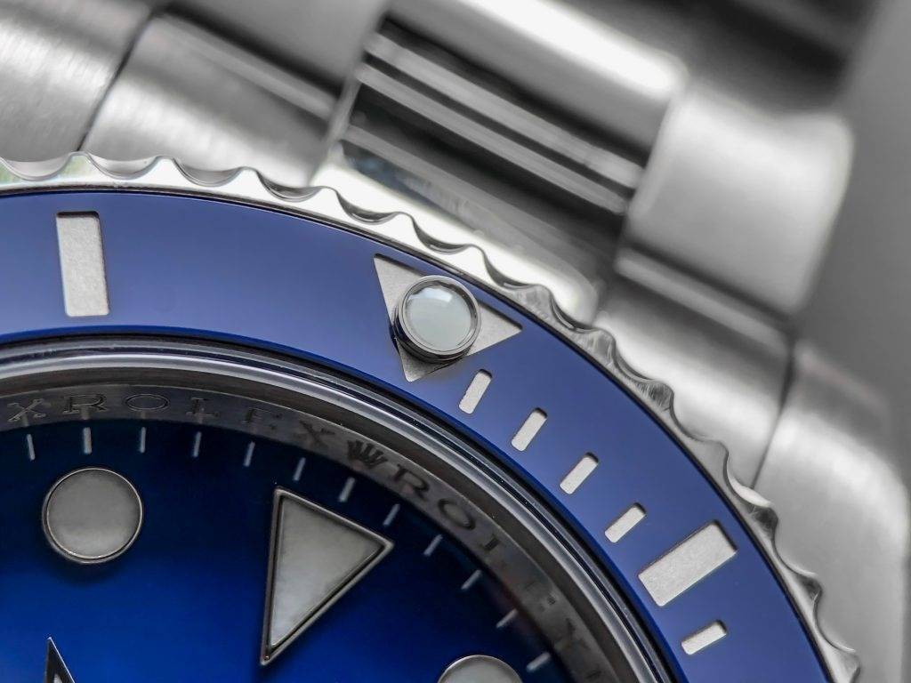 Triangle avec perle luminescente d'une montre de plongée (Source : atelier DE GRIF)