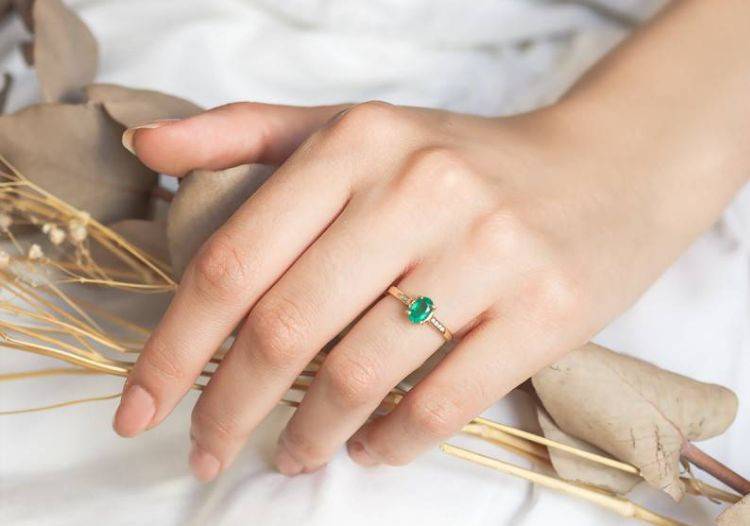 Bagues de fian&ccedil;ailles &eacute;meraude