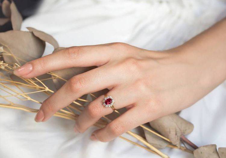 Bagues de fian&ccedil;ailles rubis 