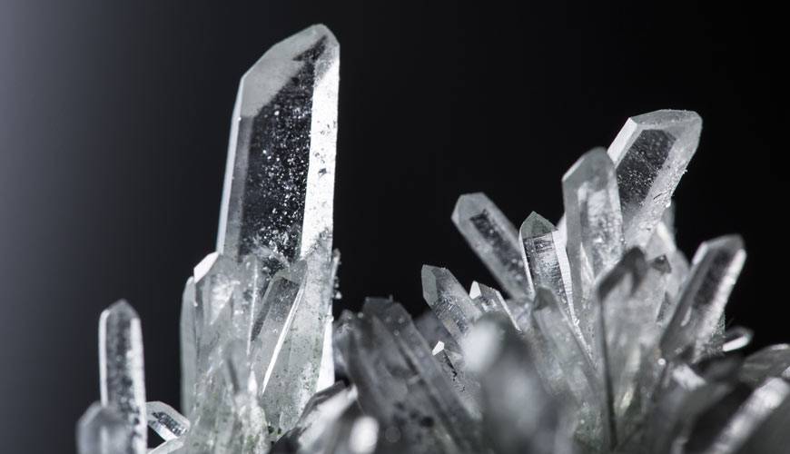 Cristal de roche : une pierre courante dans la bijouterie