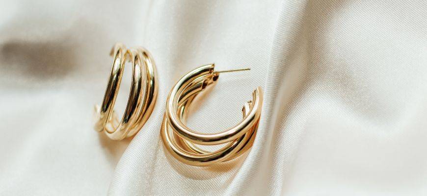 What Is the Difference Between Gold-Plated Jewelry and Gold-Toned Jewelry?