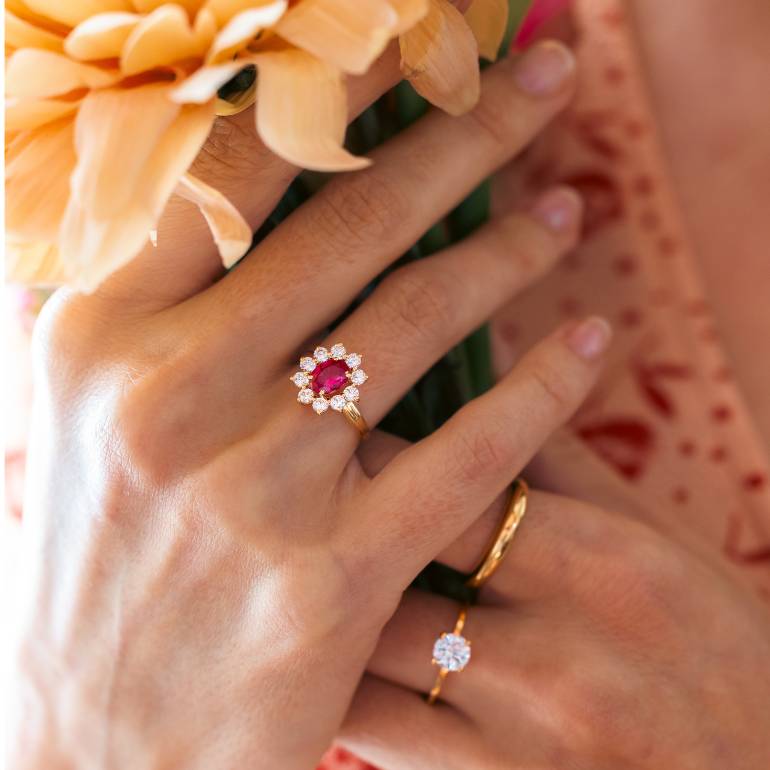 LOUIS VUITTON Essential V - Bague en métal doré et argenté. T. M